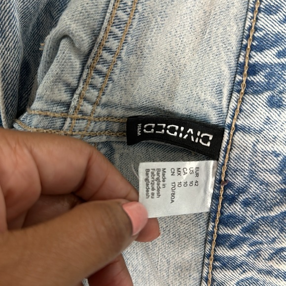 H&M light wash cargo jeans. - Picture 2 of 5